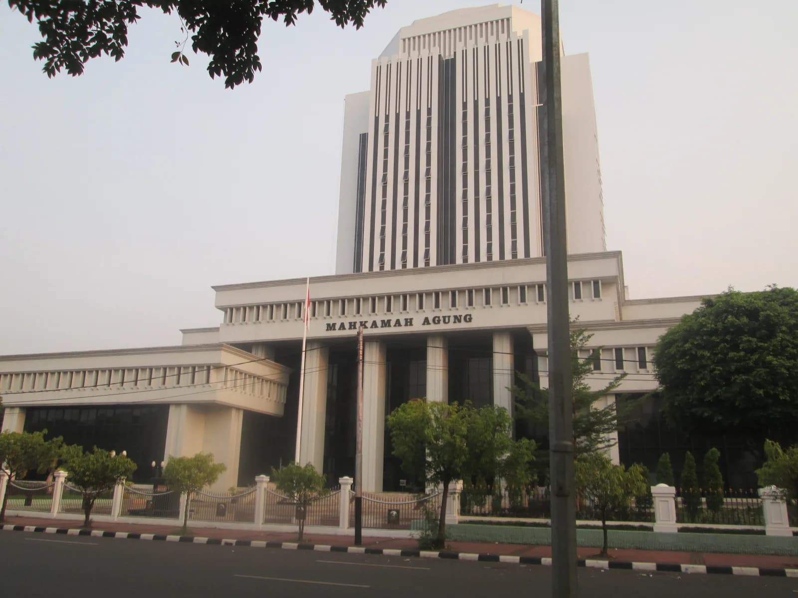 Gedung Mahkamah Agung Republik Indonesia, merepresentasikan lembaga peradilan tertinggi dan aktivitas litigasi